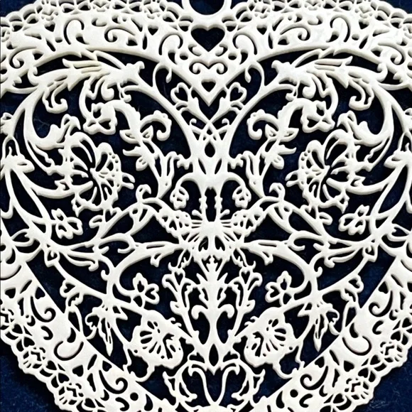 Opelle Corningware Black and White Giftware carved China pendant - Picture 2 of 4